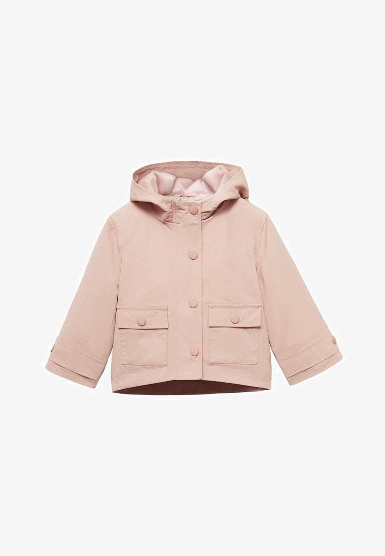 Giacca corta rosa con cappuccio, dotata di due tasche frontali, chiusura con bottoni e maniche arrotolate. Realizzata in tessuto liscio con una sottile lucentezza.