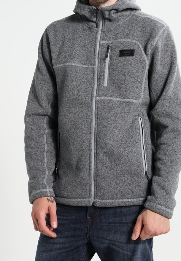 Szara polarowa kurtka z zamkiem błyskawicznym z przodu, kapturem i kontrastowymi szwami. Posiada dwie kieszenie z przodu oraz kieszeń na piersi z logo.