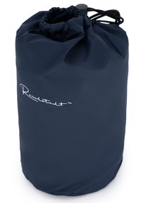 Navyblauwe trekkoord opbergzak gemaakt van duurzaam materiaal; heeft een gathered top en een reliëflogo aan de zijkant. Gladde textuur, cilindrische vorm.