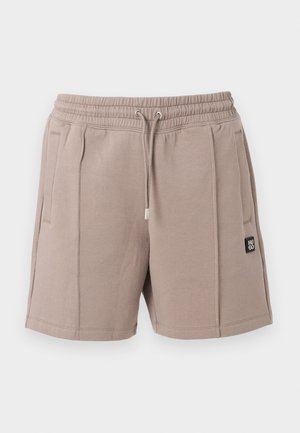 Μπεζ σόρτς με κορδόνι στη μέση, ελαστική μέση, πλαϊνές τσέπες, ραφή μπροστά και μικρό μαύρο λογότυπο στο αριστερό πόδι.