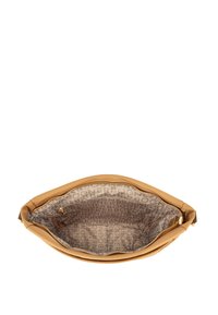 Borsa a mano in pelle tan aperta per mostrare l'interno in tessuto beige con un motivo ripetuto del logo "BOGNER" e dettagli in zip dorati.
