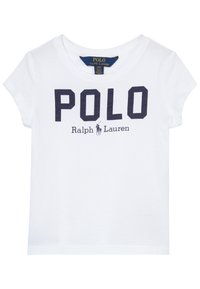 Camiseta de manga corta blanca para niño pequeño con el texto "POLO Ralph Lauren" y un logo de jugador de polo impresos en azul marino en la parte frontal.