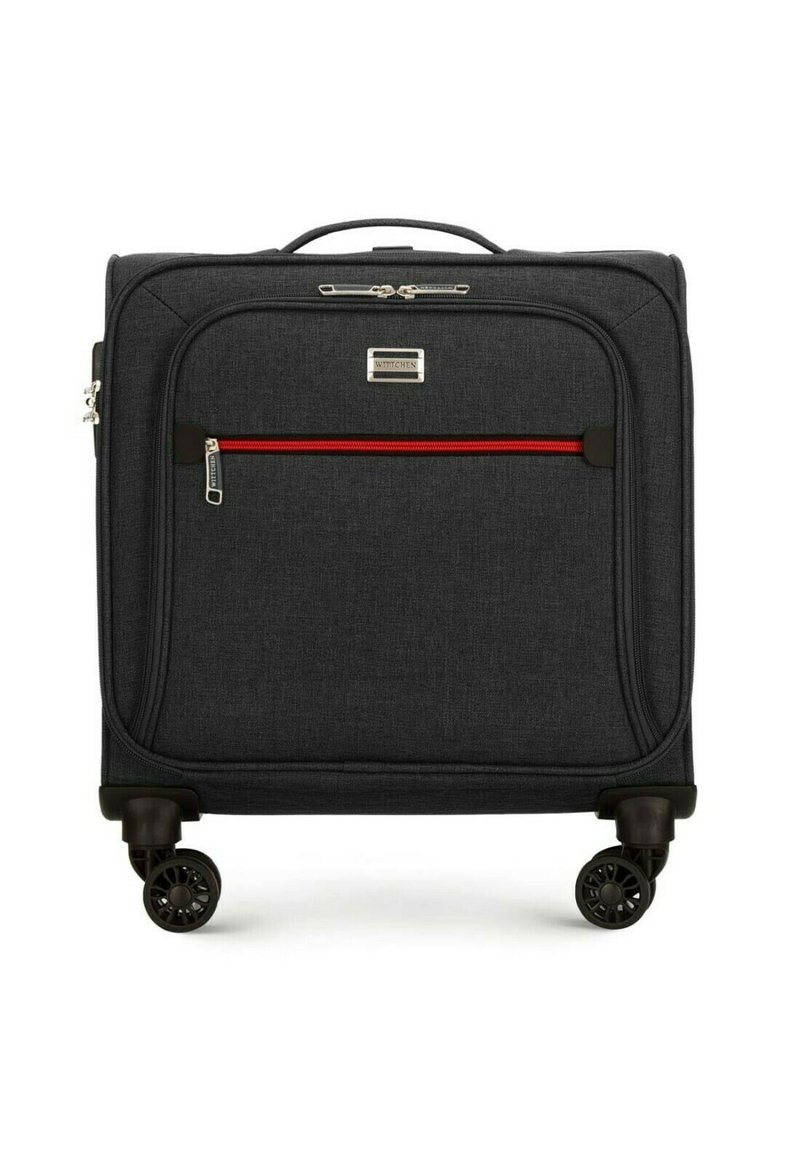 Valise de cabine noire en tissu avec une poche zippée à l'avant, une fermeture éclair avec des accents rouges, des roulettes en plastique rigide et une poignée supérieure pour une maniabilité facile.