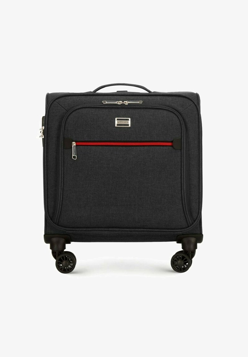 Maleta de mano de tela negra con un bolsillo frontal con cremallera, cremallera de acento roja, ruedas de plástico duro y un asa superior para una fácil maniobra.