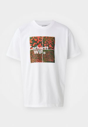 T-shirt bianco in cotone con una grafica quadrata che presenta fiori rossi vivaci e il testo "Carhartt WIP" in grassetto al centro.