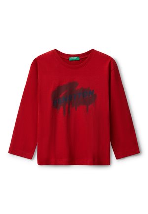 Maglietta rossa a maniche lunghe in cotone, con un design a schizzo di vernice nera e la parola "BENETTON" in un carattere audace sulla parte frontale.