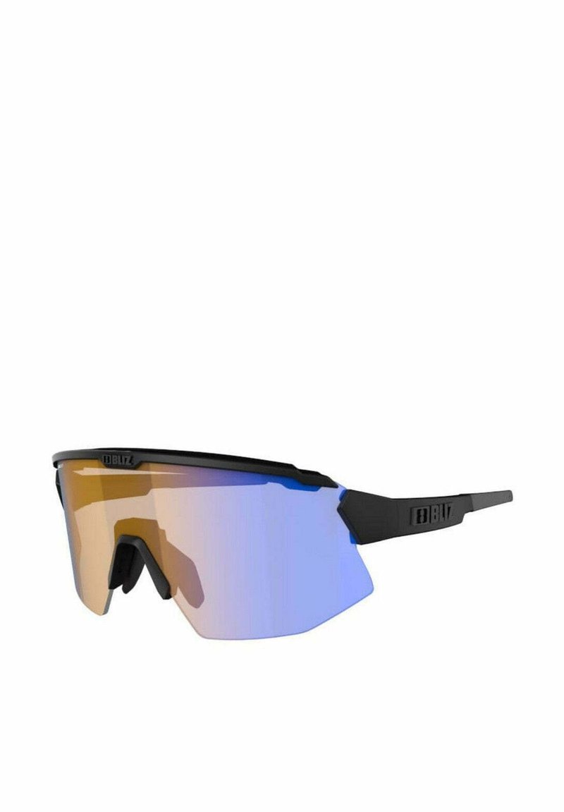 Occhiali da sole sportivi con montatura nera, lenti ampie con tonalità blu, design angolare e dettagli audaci sulle tempie. Adatti per l'uso all'aperto.