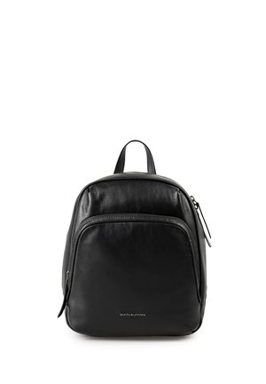 Zaino in pelle nera con tasca frontale con cerniera e manico superiore, design compatto adatto all'uso quotidiano.