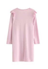 Abito rosa a maniche lunghe con scollatura tonda e dettagli arruffati sulle spalle. Tessuto morbido, lunghezza al ginocchio, design semplice.