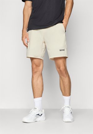 Beige Sportshorts mit elastischem Bund, seitlichen Taschen und einem schwarzen "BOSS"-Logo auf dem linken Oberschenkel. Glattes, leichtes Material.