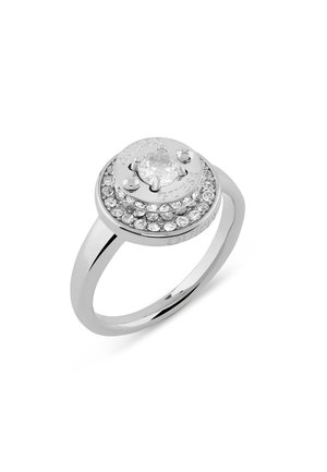 Anello d'argento con una pietra centrale rotonda circondata da piccole pietre trasparenti, con il nome del brand inciso. Finitura liscia e lucidata.