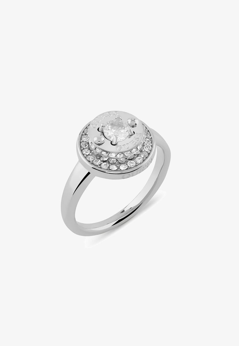 Bague en argent avec une pierre centrale ronde entourée de petites pierres claires, avec le nom de la marque gravé. Fini lisse et poli.