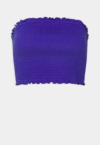 Haut sans manches violet avec un design smocké texturé et des bords volants, fabriqué à partir d'un tissu léger. Pas de fermetures ni de détails supplémentaires.