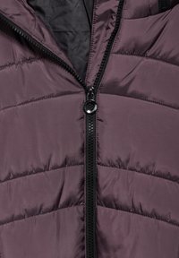 Kurtka puchowa w ciemnofioletowym kolorze, z ukośnym zszyciem, zamkiem błyskawicznym z czarnym uchwytem oraz gładką, błyszczącą teksturą.