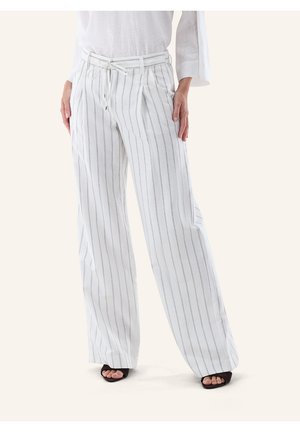 Pantaloni bianchi a gamba larga con righe verticali grigie, tasche frontali, passanti per cintura e cintura in vita, indossati con tacchi neri aperti in punta.