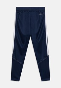 Marineblaue Sportleggings mit glatter, glänzender Textur, ausgestattet mit weißen seitlichen Streifen und einem Logo am Bund. Die taillierte Form verbessert die Passform.
