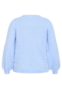 Světle modrý pletený svetr s texturovaným vzorem, kulatým výstřihem a dlouhými nabíranými rukávy. Design zahrnuje detaily s otevřenými stehy.