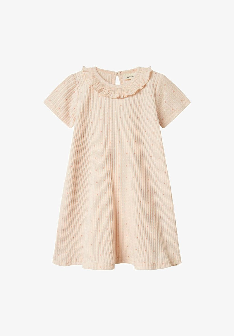 Jasnoróżowa sukienka prążkowana z krótkimi rękawami, falbaniastym dekoltem i małymi, równomiernie rozmieszczonymi kropkami. Zapięcie na guziki z tyłu.