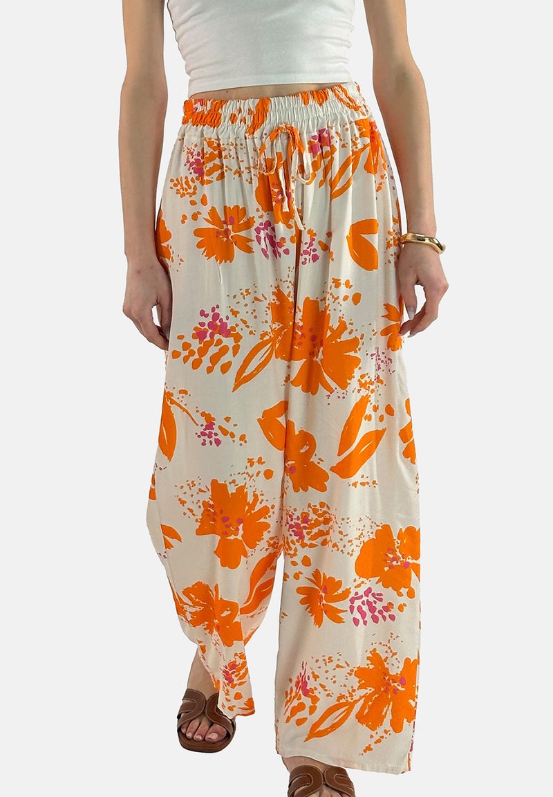 Witte broek met bloemen, voorzien van een levendig oranje-roze bloemenpatroon, een elastische tailleband en een ontspannen, wijd uitlopende pasvorm.