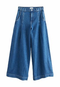 Pantalones de mezclilla anchos de color azul con plisados frontales, bolsillos laterales y presillas para cinturón; presentan un dobladillo sin acabar y un diseño de cintura estándar.