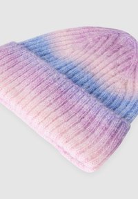 Czapka dzianinowa o gradientowym schemacie kolorystycznym przechodzącym od różowego do fioletowego, a następnie do niebieskiego. Posiada prążkowany krój oraz miękki, teksturowany materiał.