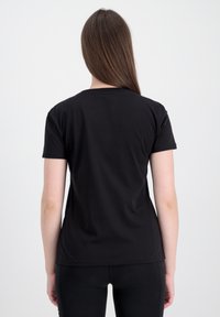 Schwarzes T-Shirt mit kurzen Ärmeln aus weichem Stoff und einem einfachen Rundhalsausschnitt. Glatte Textur, gerader Schnitt und unauffälliges Design.