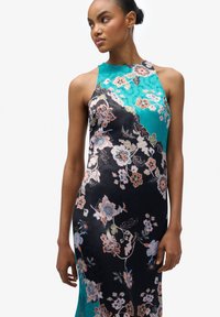 Sukienka bez rękawów, długości do pod łogi, z niebieską górą i czarnym kwiatowym wzorem, z szczegółowymi, kolorowymi kwiatami oraz gładką teksturą materiału.