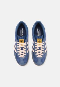 adidas Originals GAZELLE INDOOR UNISEX - Tossud - dark blue/bliss orange/preloved ink