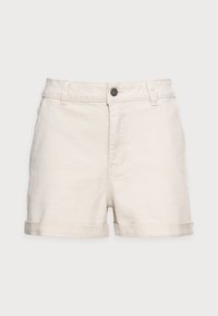 Short en jean beige clair avec une taille haute, un ourlet roulé et des poches avant. Équipé d'une fermeture avant avec bouton et fermeture éclair. Détails de couture minimaux.