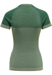 Grøn træningsshirt med korte ærmer, der har et struktureret mønster, kontrasterende ribbede halskant og let, åndbart stof.