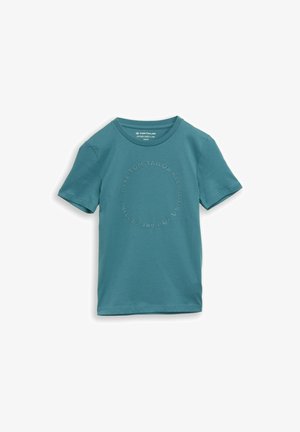 Türkises, kurzärmeliges, tailliertes T-Shirt mit rundem Ausschnitt und kreisförmigem, erhabenem Text "Tom Tailor Keep Going You Are Getting There."