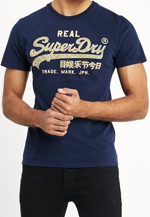 Marineblaues Baumwoll-T-Shirt mit einem mehrfarbigen "SuperDry"-Logo und japanischem Text. Rundhalsausschnitt und kurze Ärmel, schlanke Passform.