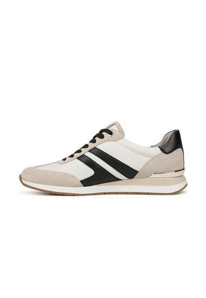 Sneakers da uomo con parte superiore in suede beige e pelle bianca, caratterizzati da strisce nere, punta tonda e accentuazione in pelle nera sul tallone. Suola piatta.