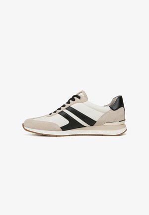 Sneakers da uomo con parte superiore in suede beige e pelle bianca, caratterizzati da strisce nere, punta tonda e accentuazione in pelle nera sul tallone. Suola piatta.