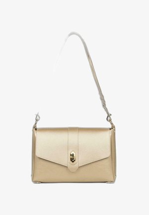 Beige syntetisk håndtaske med en tekstureret overflade, trekantet klaffelukning, guld hardware og en aftagelig rem.