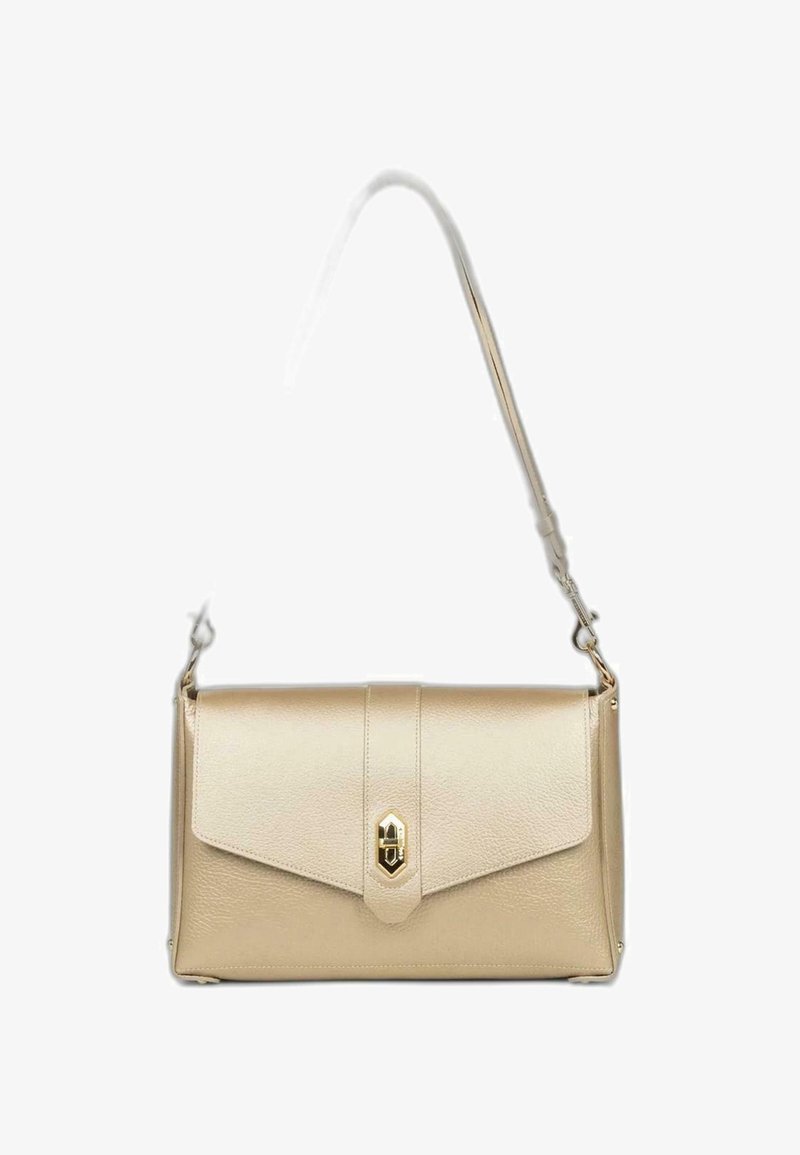 Beige syntetisk håndtaske med en tekstureret overflade, trekantet klaffelukning, guld hardware og en aftagelig rem.