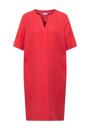 Robe en lin rouge longueur genou avec manches courtes et décolleté en V avec petit col et détails cousus.