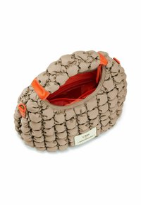 Borsa a mano imbottita beige con una forma strutturata e arrotondata. Presenta dettagli arancioni e una chiusura con cerniera. Interno foderato in tessuto rosso.