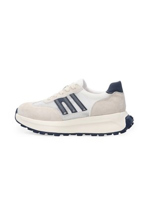 Baskets blanches et beiges avec des accents bleu marine, tige en mesh et daim, design à lacets, et semelle en caoutchouc épaisse avec adhérence texturée.