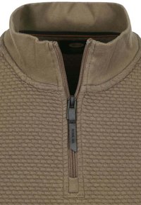 Bruine half-zip pullover van textuurstof, met een geribbelde kraag en contrasterende rits. Het materiaal lijkt zacht en duurzaam.