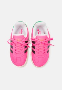 adidas Originals GAZELLE HOME UNISEX - Sneakers - lucid pink/core black/green