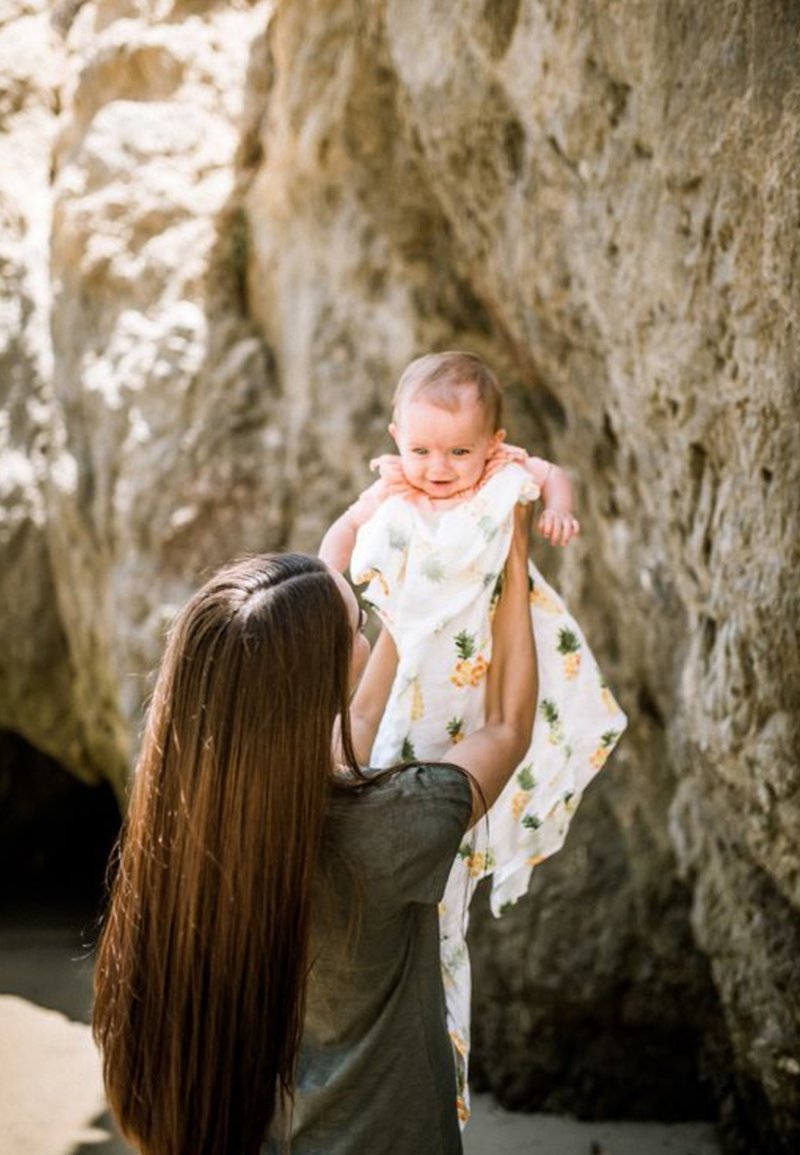 Little Unicorn DELUXE SWADDLE SINGLE Mullwindel pineapple/weiß