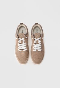 Brązowe zamszowe sneakersy z białymi sznurowadłami, okrągłym noskiem, perforowanymi detalami i subtelnym oznakowaniem na języku. Teksturowana cholewka i gumowa podeszwa.