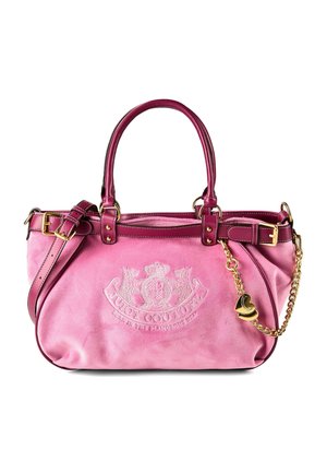 Rosa Wildleder Juicy Couture Handtasche mit zwei Griffen, verstellbarem Schulterriemen, goldfarbenen Akzenten und herzförmigem Anhänger an einer Kette.