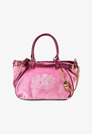 Roze suède Juicy Couture handtas met dubbele handgrepen, verstelbare schouderriem, goudkleurige accenten en hartvormige hanger aan een ketting.