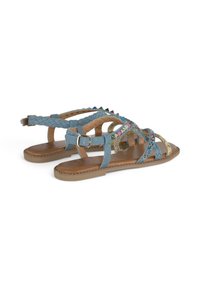 Blauwe gevlochten stoffen sandalen hebben kleurrijke kraalaccenten, een lichtbruine zool met stiksel en verstelbare enkelbandjes.