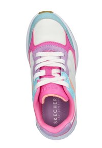 Multikleurige sneaker met een witte canvas bovenkant, roze en blauwe accenten, textuur in paarse secties en een gevoerde tong met logo.