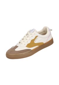 Zapatilla con una parte superior de ante beige y marrón, acentos dorados, paneles de crema texturizados, punta redonda y una suela de goma con un patrón de relieve.