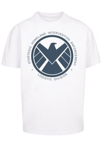 Hvit bomull t-skjorte med en mørkeblå sirkulær logo som har en ørn og teksten "Strategic Homeland Intervention Enforcement Logistics Division."