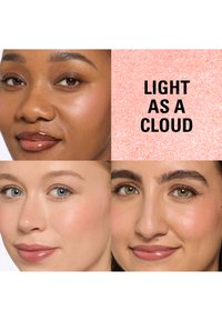Cuatro rostros en una cuadrícula; la parte superior izquierda tiene piel morena media y labios brillantes. Los otros rostros tienen tonos de piel claros a medios, maquillaje suave y colores de labios variados. El texto dice "LIGERO COMO UNA NUBE" sobre un fondo rosa.